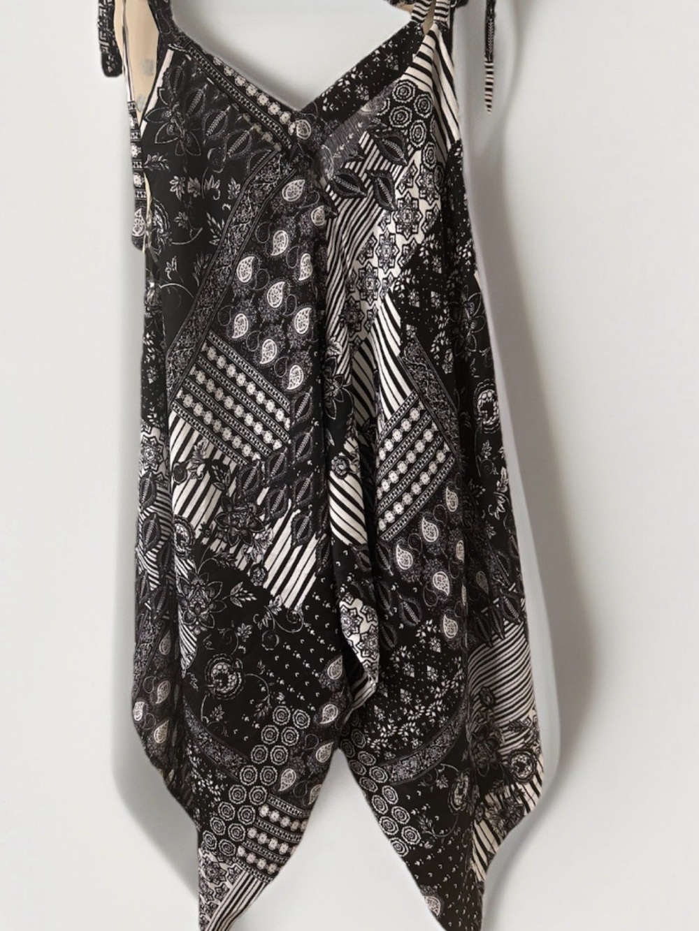 i.joah Black & White Bandana Print Handkerchief Romper NWOT Sz Small
Resort Boho